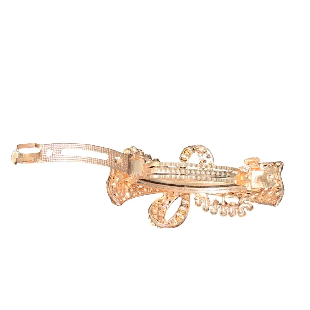 Unbranded ornate bow